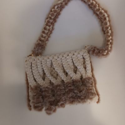 Borsa beige e pelliccetta tecnica Macramé